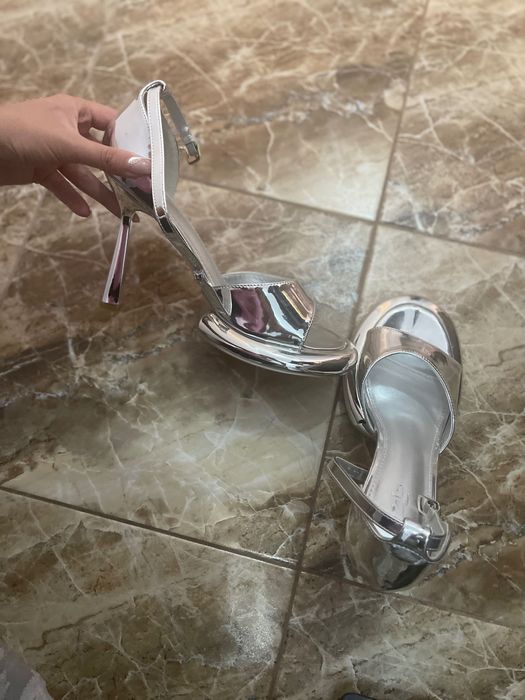 Сребристи сандали