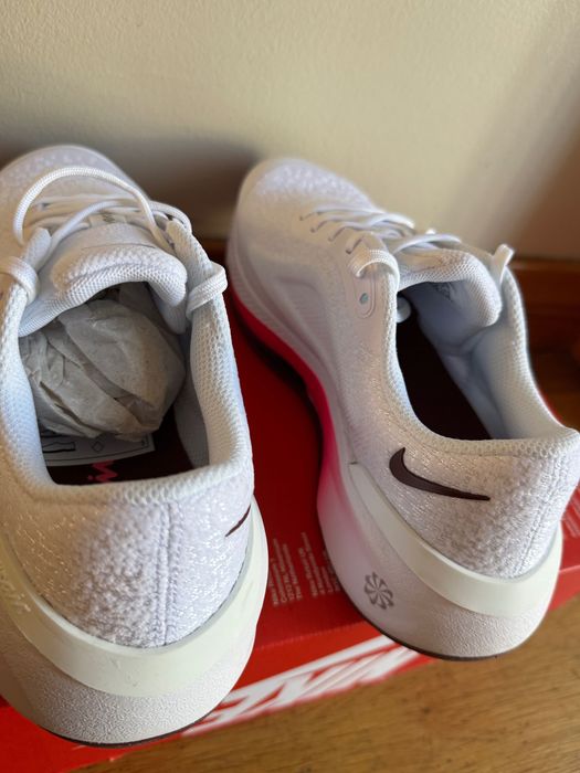 Преливащ Найк бял с розово, W Nike Versair