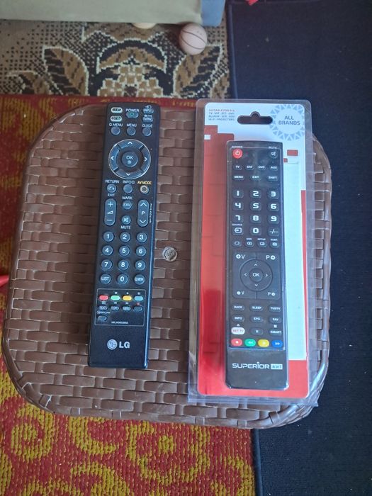 Vand doua telecomenzi