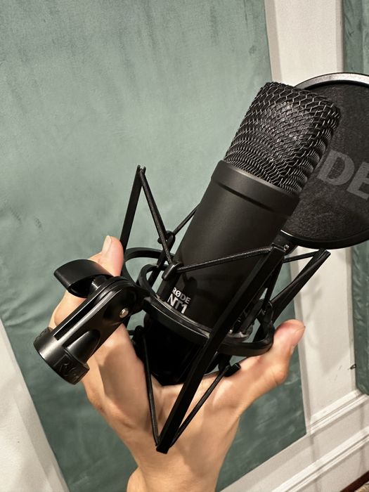 Продаю Rode NT 1 проффесиональный студийный микрофон