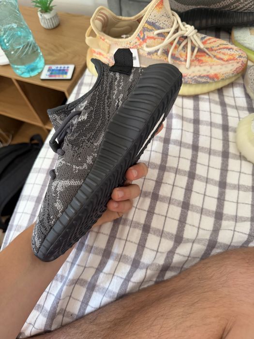 Adidasi yeezy noi