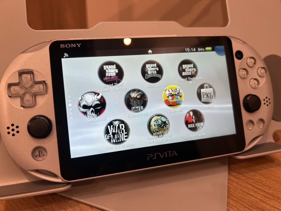 Playstation PS Vita 2000 Gri • Modată • 128GB Jocuri