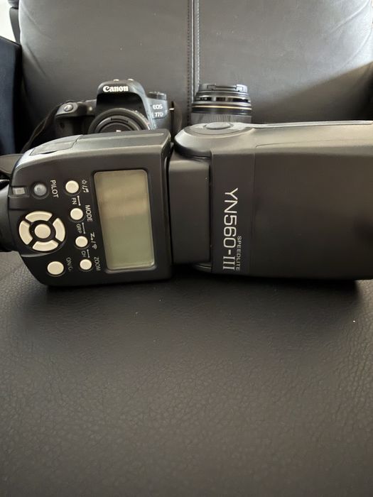 Продавам Canon EOS 77D + 4 обектива + светкавица + подарък фото раница Hama