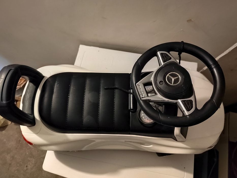 Кола за бутане (ride-on) Mercedes