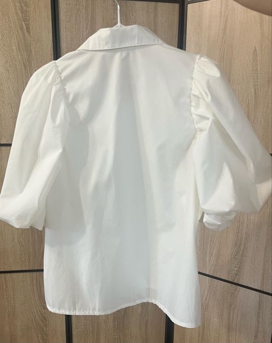 Рубашка белая.