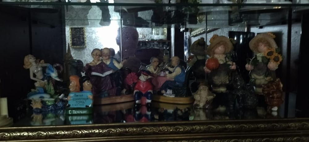 Статуэтки фарфоровые и др.