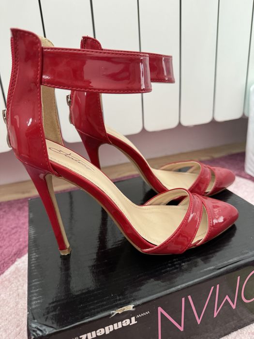 Официални обувки висок ток черни сандали с каишка и камъни