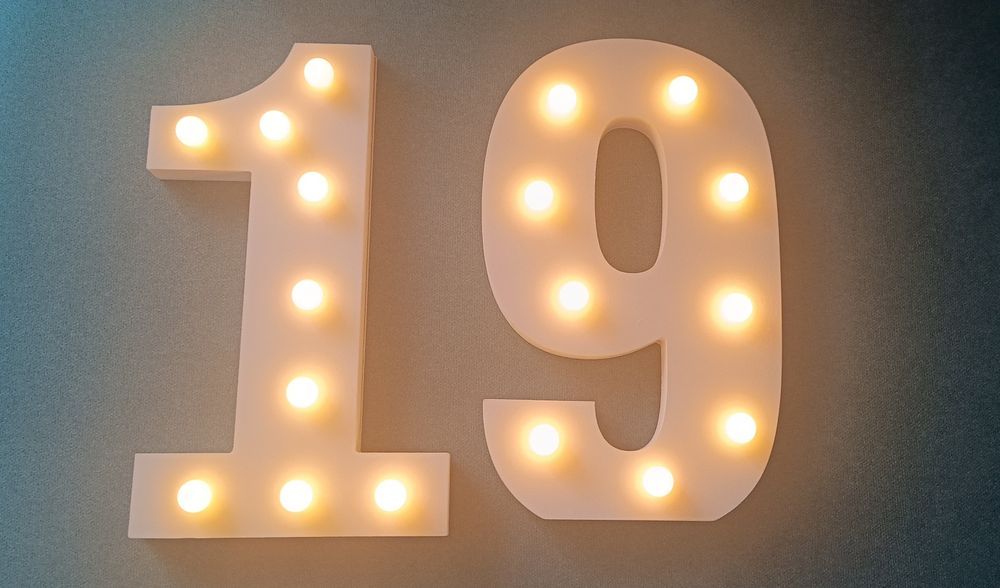 Cifre aniversare 19 ani cu luminițe