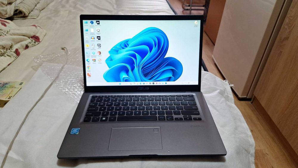 Vand Asus VivoBook Notebook (Laptop)