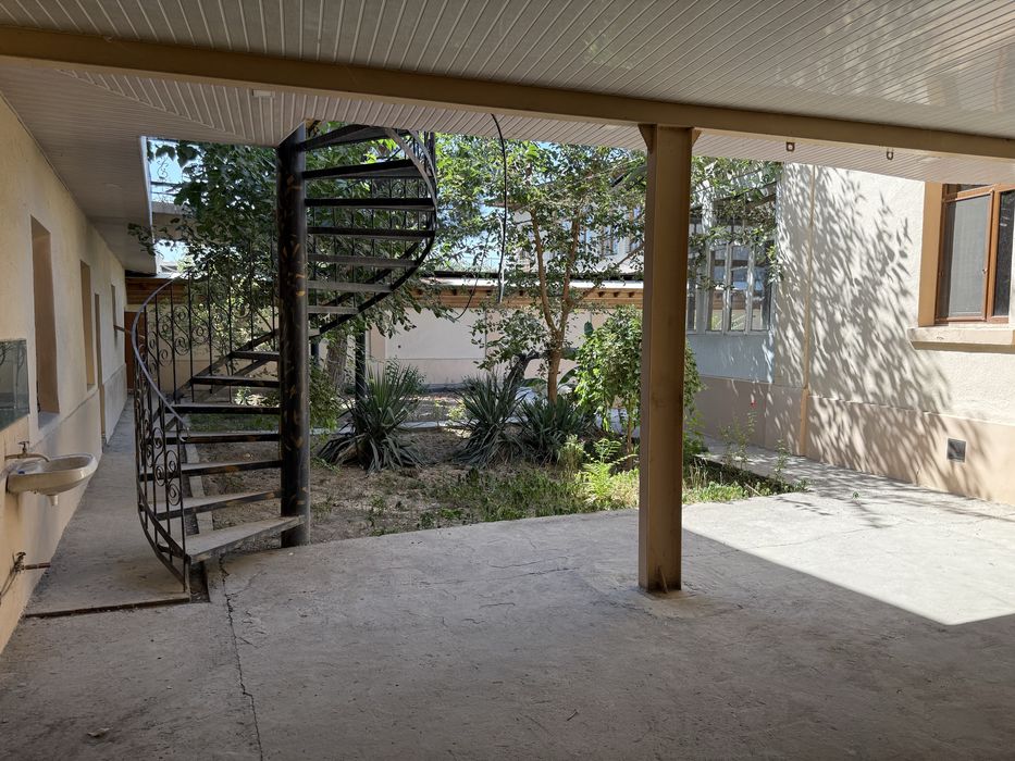 Uchastka hovli ijaraga beriladi 6ta hona 2 ta sanuzel 2 ta oshxona