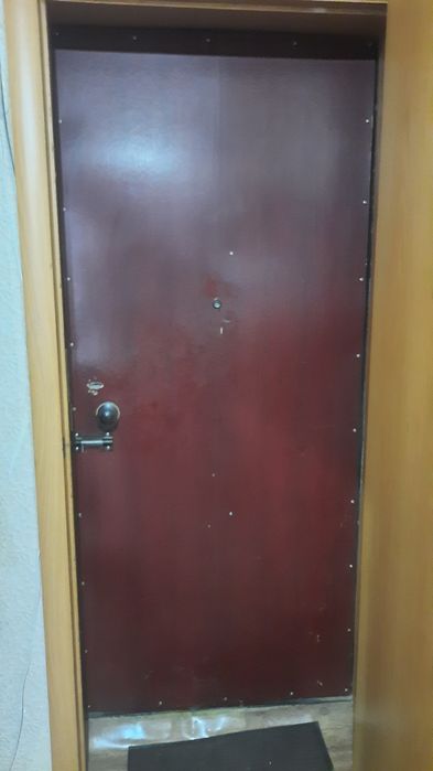 Дверь входная металлическая б/у