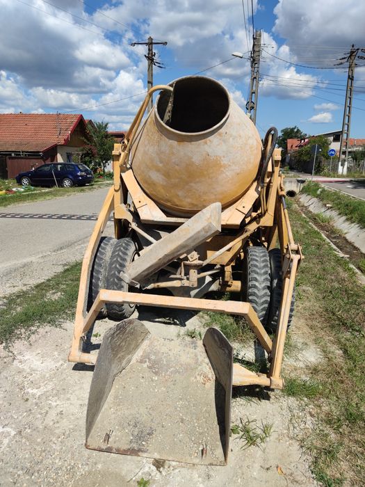 Betoniera cu autoîncărcare 0.9 MC.