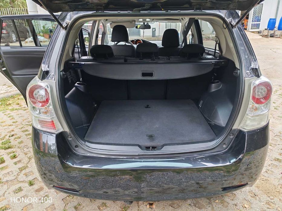 Продавам лек автомобил TOYOTA VERSO в отлично състояние