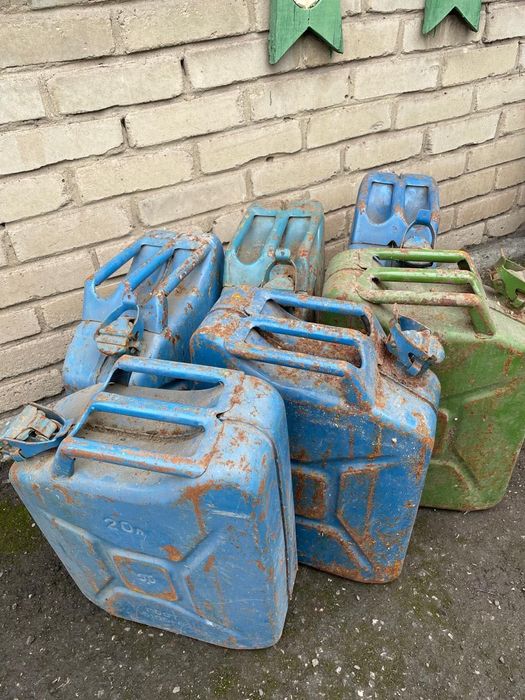 Продам канистры бензиновые