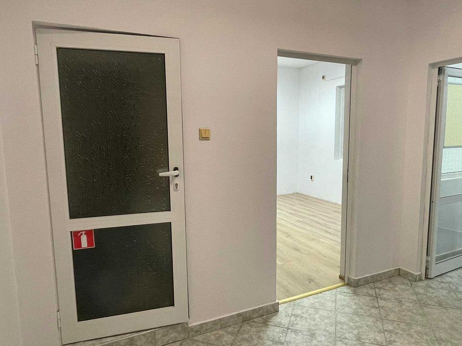 Дава се под наем Офис в Генерал Тошево - 40 кв.м за 204 € - Снимка #12