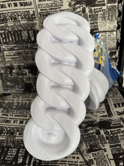 Versace chain reaction