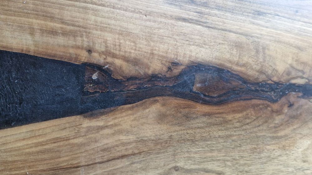 Плот за маса от орех с черна епоксидна смола