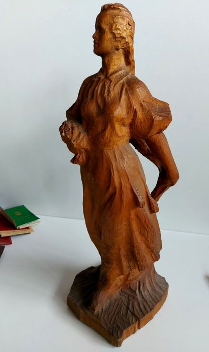 ГОЛЯМА ФИГУРА ЖЕНА В Народна Носия Статуетка Дърворезба