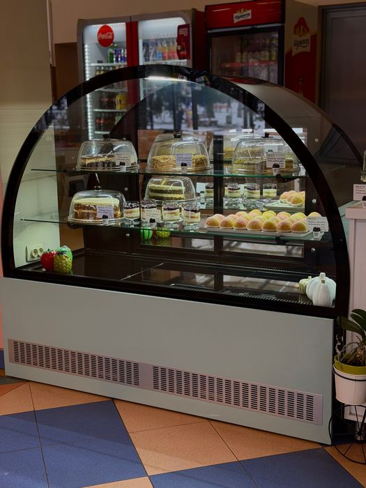 Сладкарска хладилна витрина