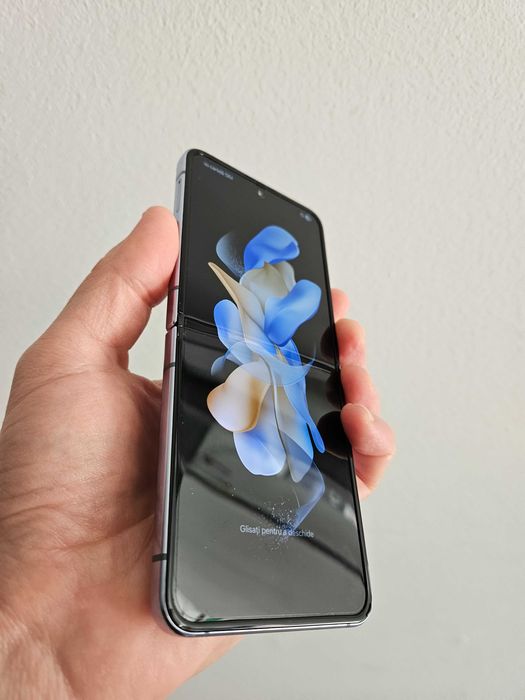 Samsung Galaxy Z flip 4 128 gb 8gb impecabil garantie.