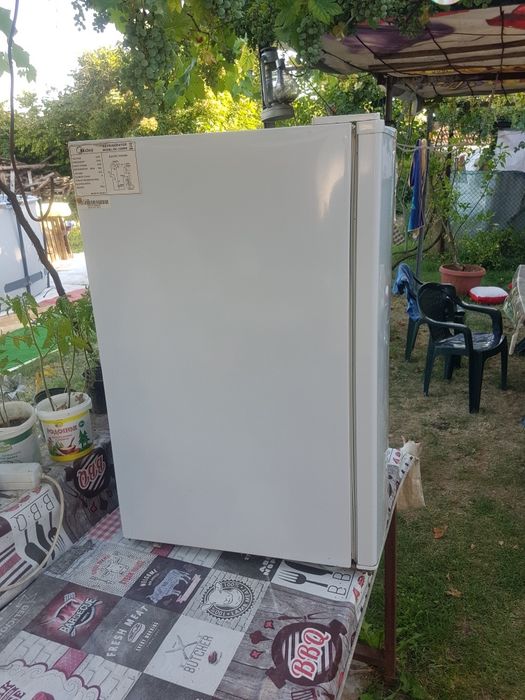 Малък хладилник Midea.