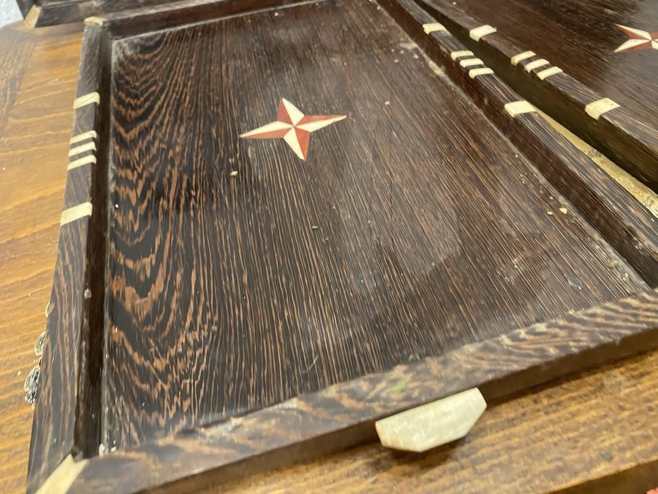 Английски подноси от тик с инкрустация