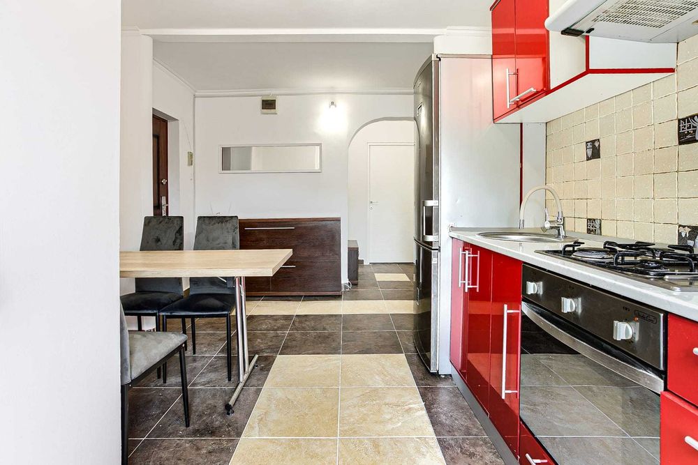 Inchiriez apartament 3 camere zona Piata Mihai Viteazul Arad