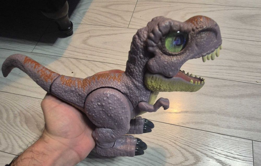 Dinozauri 100+ bucati. Cei mari functioneaza pe baterii