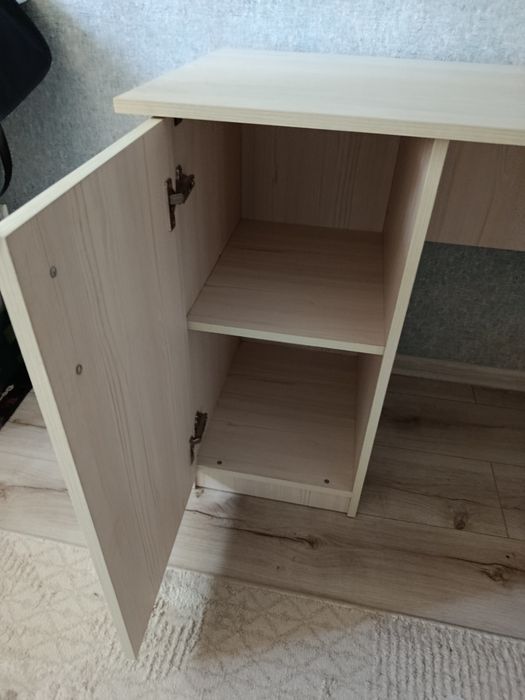 Офисный стол и полка для книг