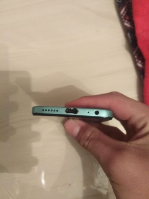 ZTE 7060, Очень хорошая телефон,нет трешин.