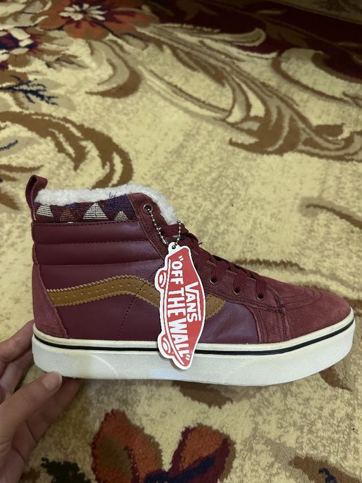 Зимный обувь сотилади.