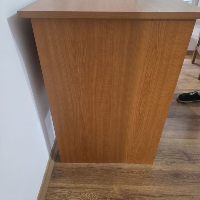 Продавам маса с 4 стола, диван и бюро