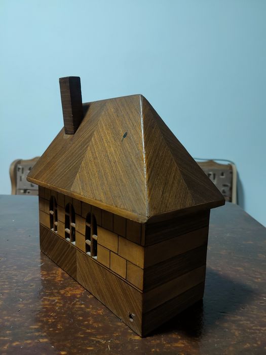 Căsuța decorativa construită manual.