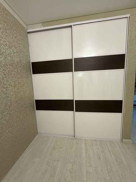 Встроенный шкаф и стеллаж