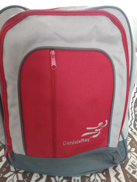 Продавам  НОВА раница удобна за градски условия Daniel Ray