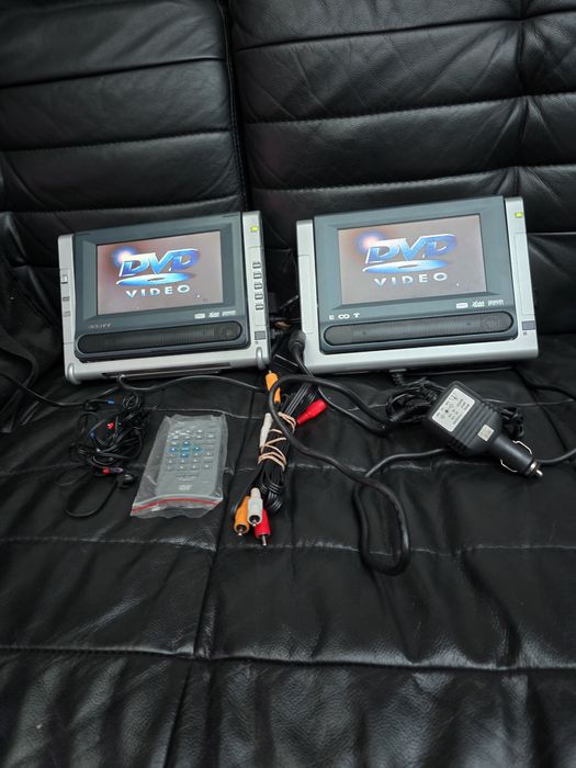 DVD / DivX portabil cu două ecrane lcd