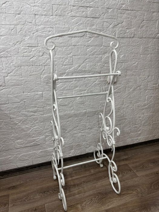 Кованная вешалка, Молчаливый слуга