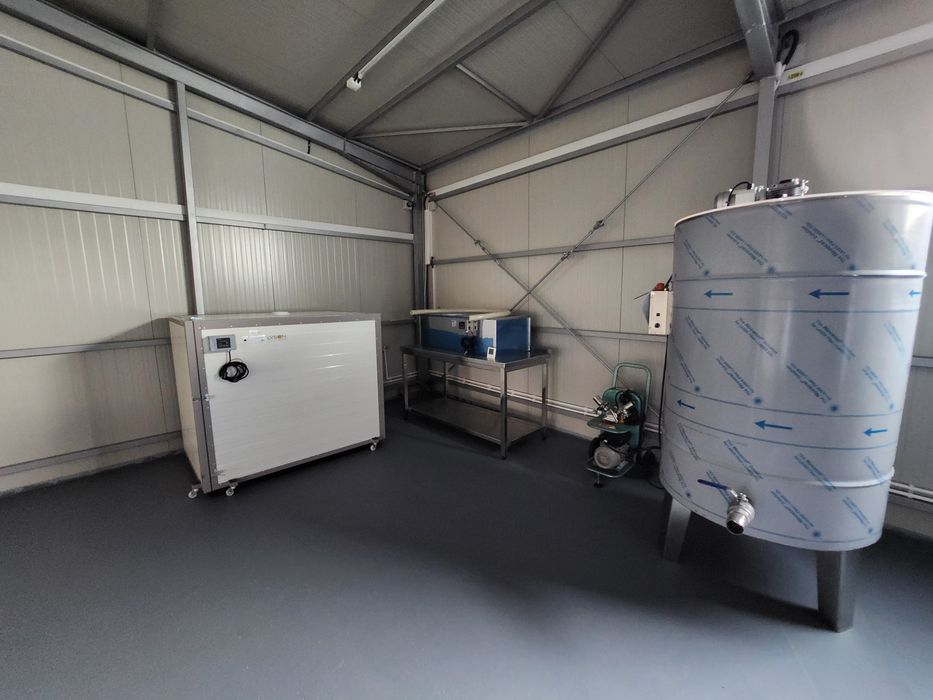 VÂND / Inchiriez HALĂ metalică demontabilă din PANOURI SANDWICH