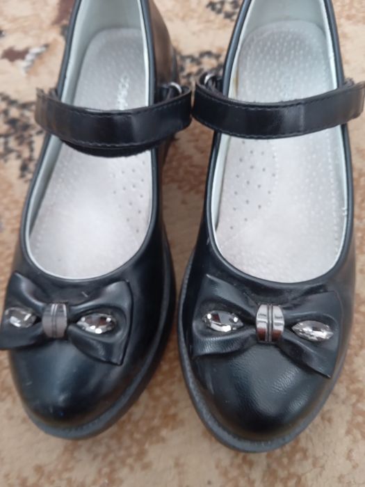 Продам детскую обувь для девочек.