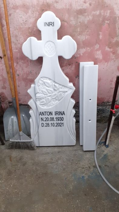 Stâlpi monumente cruci din marmură