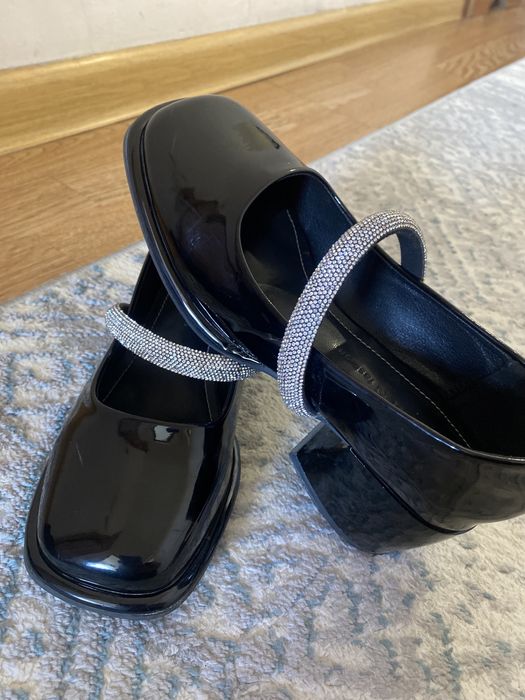 Туфли , сандали.