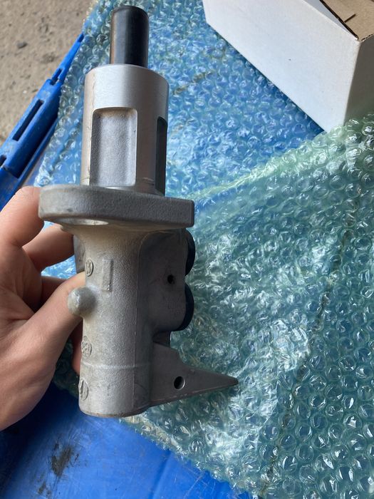 Vand pompa centrala frana Audi A4 B8