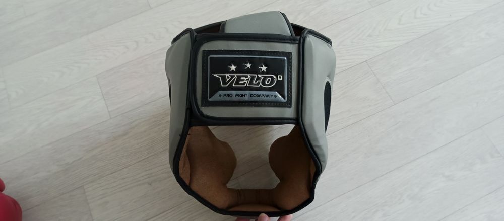 Продам боксерские перчатки с шлемом