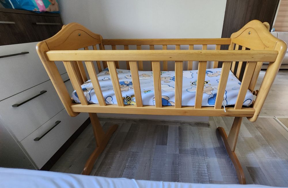 Дървена люлка за бебе кошара