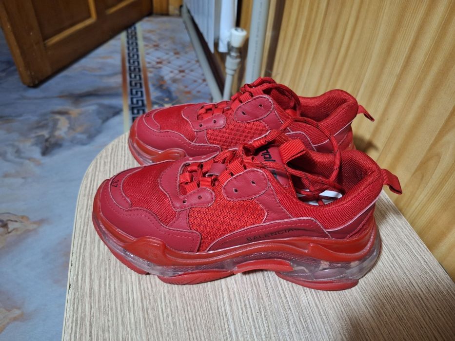 Продается кожанные крассовки Balenciaga