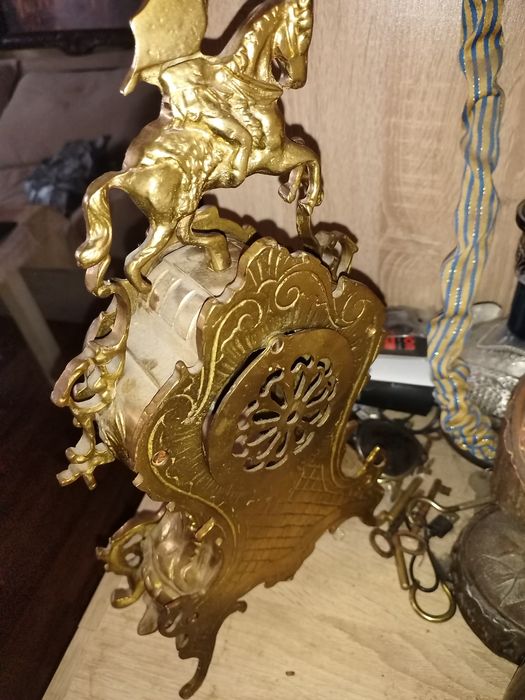 Стар бронзов часовник.