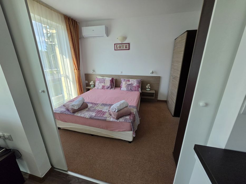 Стилен двустаен апартамент на 100 м от плажа в кв. Сарафово (к.с. Клара)