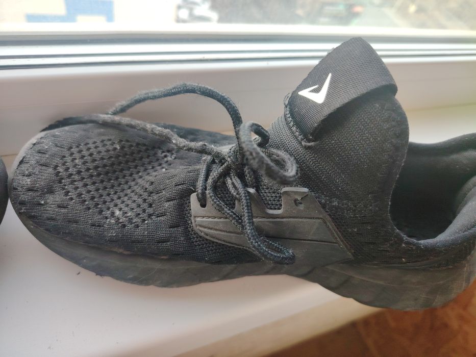 Отдам кроссовки.