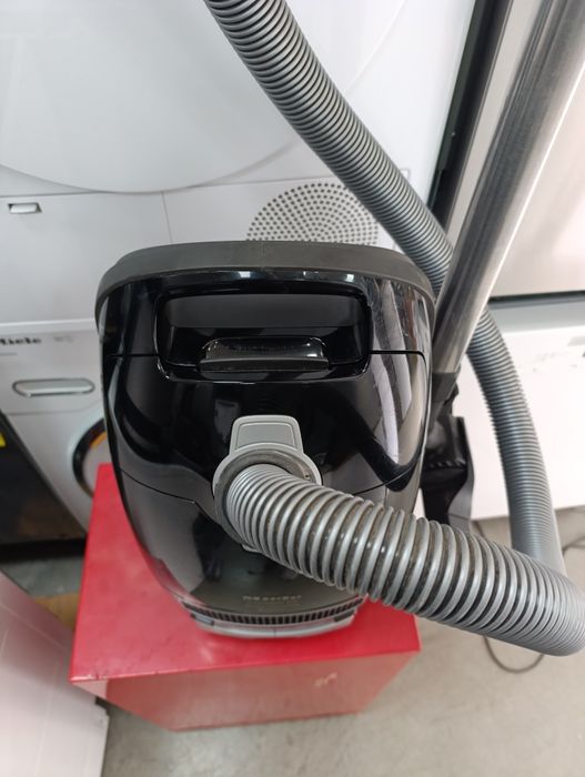 Прахосмукачка  Miele Complete