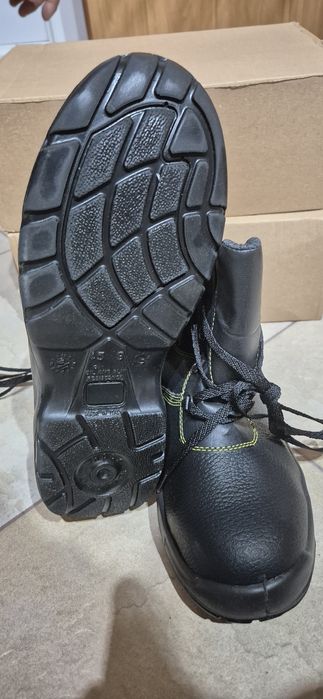 Bocanci de lucru negrii ,marimea 43